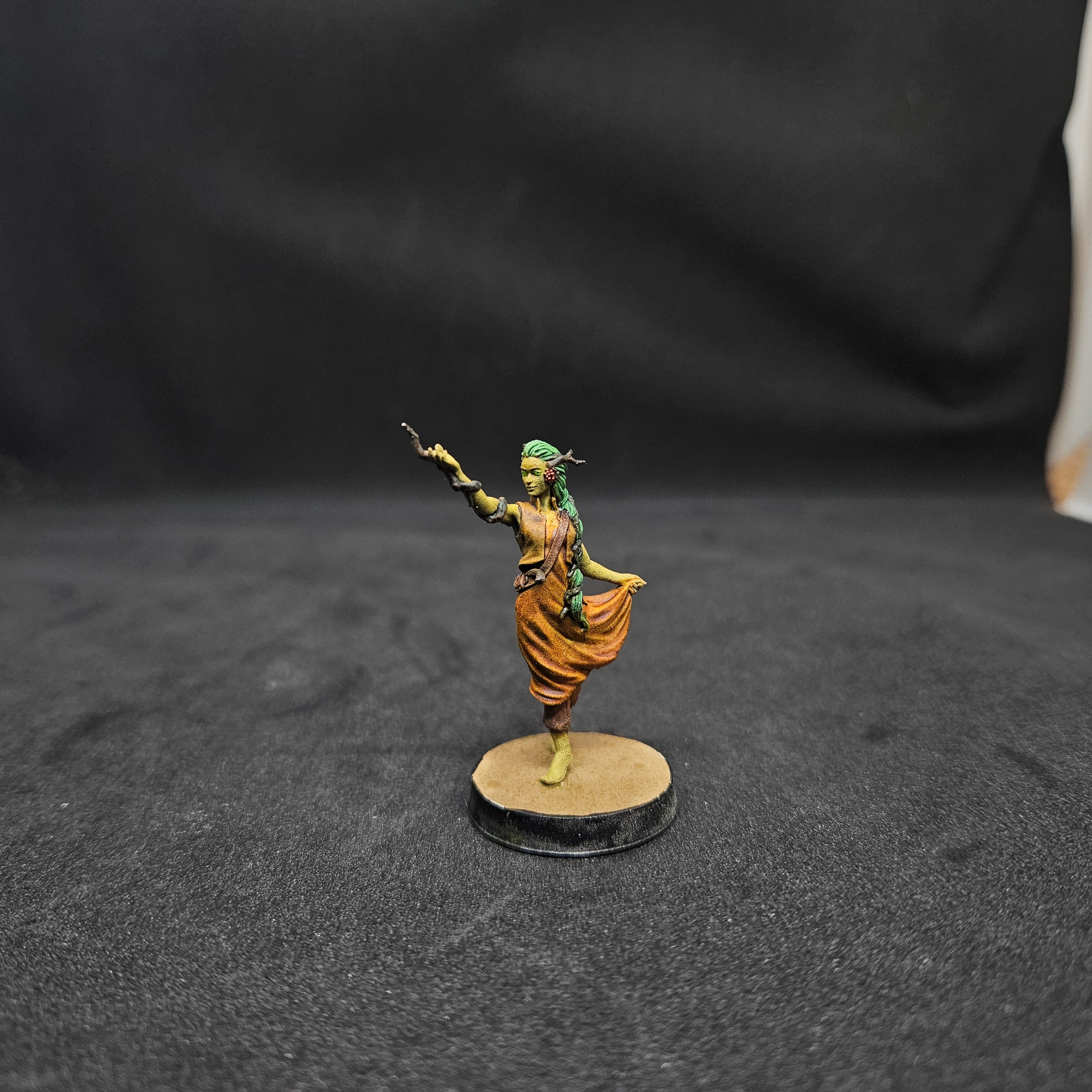 Amenia Mujer Genasi Druida