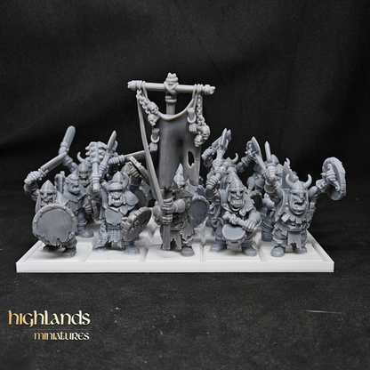 Guerreros orcos con armas de mano y escudos.